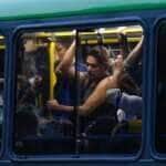 Rio de Janeiro (RJ) 30/04/2024 – Trabalhadores usam ônibus em deslocamento na volta para casa, na região da Central do Brasil. Foto: Fernando Frazão/Agência Brasil