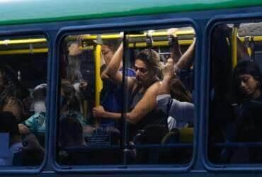 Rio de Janeiro (RJ) 30/04/2024 – Trabalhadores usam ônibus em deslocamento na volta para casa, na região da Central do Brasil. Foto: Fernando Frazão/Agência Brasil