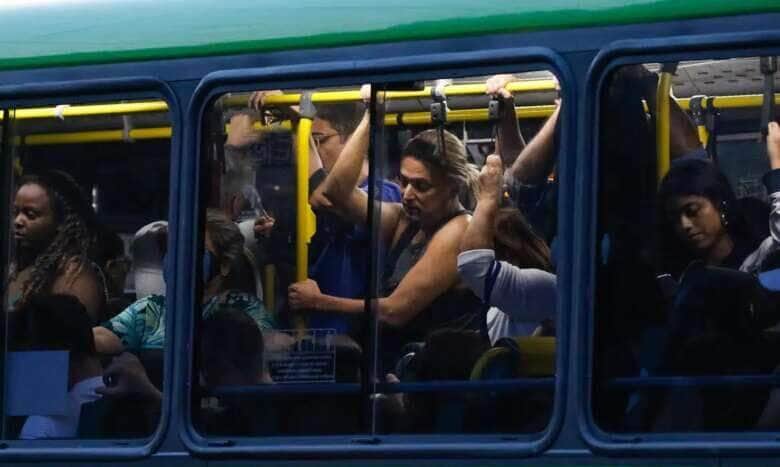 Rio de Janeiro (RJ) 30/04/2024 – Trabalhadores usam ônibus em deslocamento na volta para casa, na região da Central do Brasil. Foto: Fernando Frazão/Agência Brasil