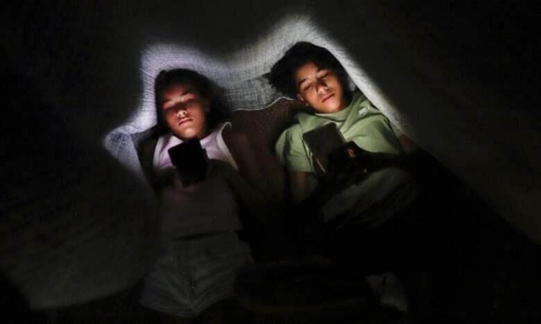 Brasília (DF) 28/01/2025 - Os irmãos Clara Santana (10) e Pedro Santana (13), são vistos com celular na mão embaixo de um cobertor.
Uma a cada 3 crianças tem perfil aberto em redes, alerta pesquisa
Dados foram divulgados nesta terça pela Unico e Instituto Locomotiva
Foto: Joédson Alves/Agência Brasil