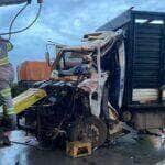 Colisão frontal entre caminhões deixa motorista morto na BR-163 
