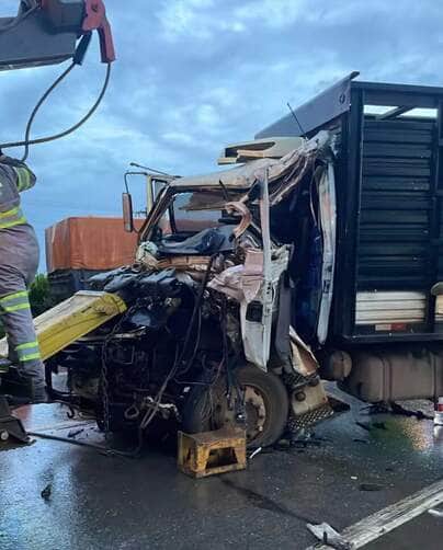 Colisão frontal entre caminhões deixa motorista morto na BR-163 