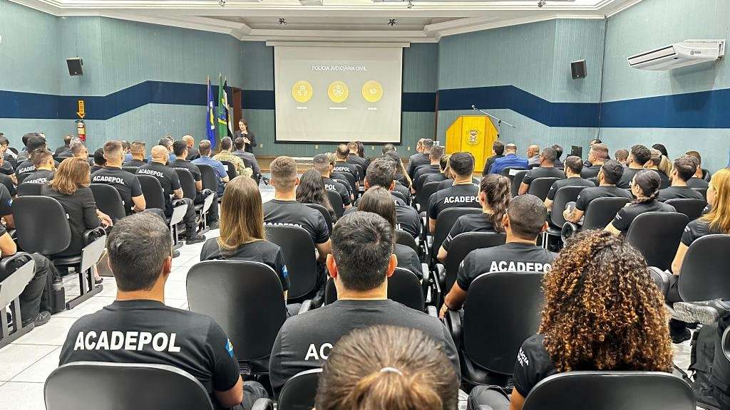 Novos policiais civis de MT durante aula inaugural
