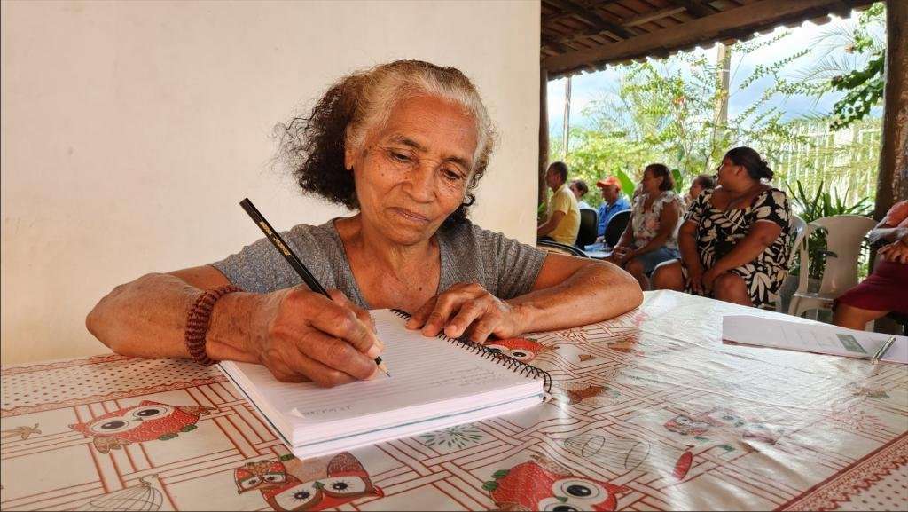 Idosos de comunidade rural de Santo Antônio de Leverger aprendem a ler e escrever com o Programa Mais MT Muxirum