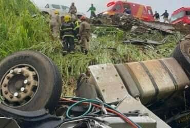O condutor da carreta perdeu o controle da direção do veículo, que tombou; vítima teve fratura na pelve
