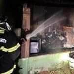 Bombeiros extinguem incêndio em residência em Rondonópolis