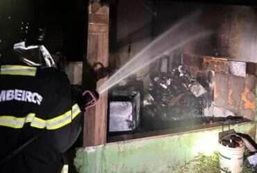 Bombeiros extinguem incêndio em residência em Rondonópolis