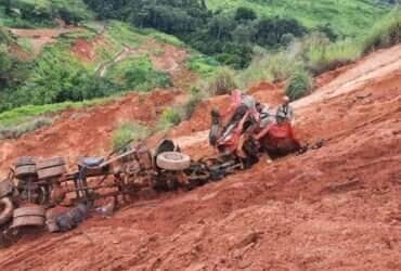 Bombeiros resgatam corpo de vítima de acidente na Serra de Deciolândia