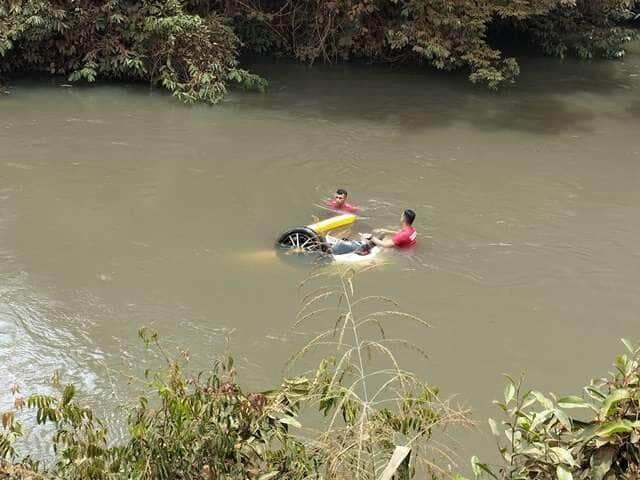 Veículo cai em rio na MT-560, e condutor é resgatado após nadar até a margem 