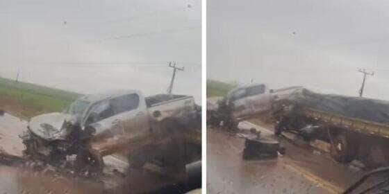 Vídeo mostra colisão durante chuva na rodovia; PRF controla o trânsito no local 