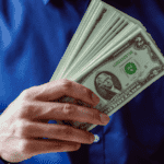 O dólar caiu: O que está acontecendo dentro do Brasil