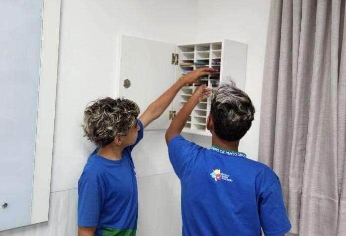 Escolas de Mato Grosso recebem manual sobre lei que proíbe uso de celulares em sala de aula