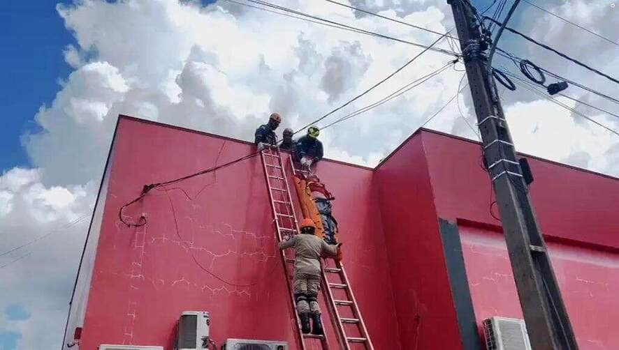 Homem leva choque elétrico em telhado e é resgatado pelos bombeiros de Mato Grosso