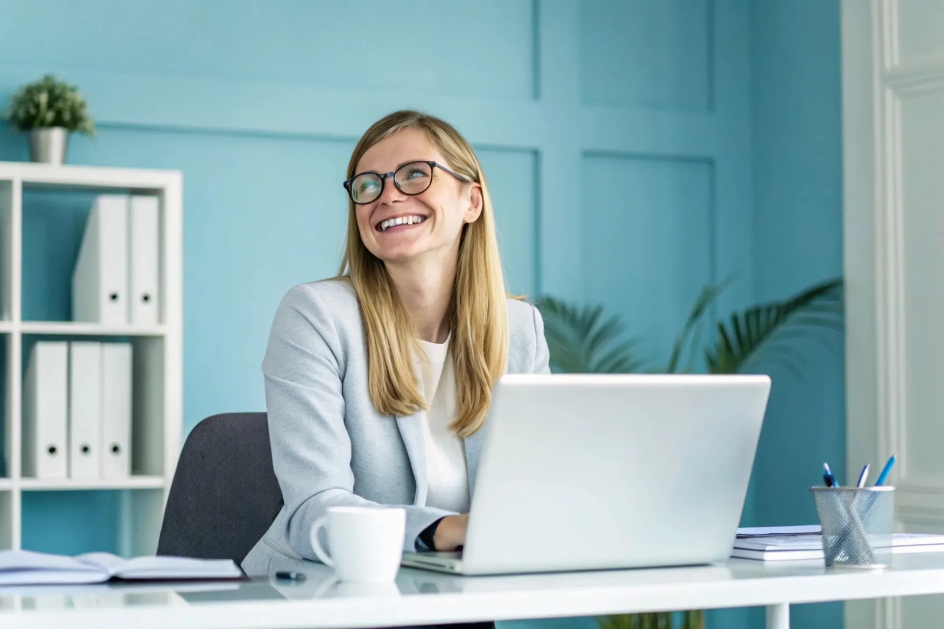 Trabalho remoto e direitos trabalhistas: o que mudou em 2025 92 Mulher Bem-sucedida no trabalho