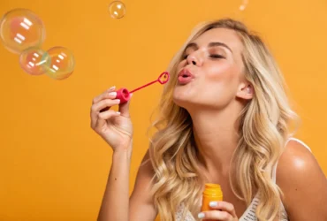 Mulher soprando bolinhas de sabão