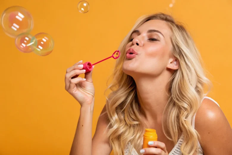 Mulher soprando bolinhas de sabão