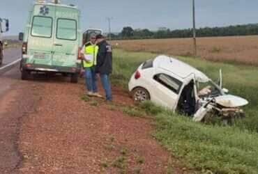 Acidente entre carro e carreta deixa um morto e um ferido na MT-220 