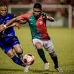 Lance do jogo entre Portuguesa Santista x São José, paralisado por racismo. Imagem: Flávio Hopp/Agência Briosa