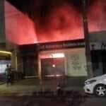 Moradores tentaram conter as chamas antes da chegada do Corpo de Bombeiros; suspeito foi preso em flagrante após agredir a esposa e incendiar o imóvel.