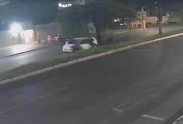Suspeito de assaltar farmácia morre ao tentar roubar carro em Cuiabá; vídeo