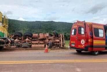 Corpo de Bombeiros retira vítima presa às ferragens de caminhão após acidente na BR-163