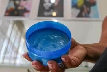 A cabeleireira e tricologista Rosi Ribeiro conversa com a Agência Brasil sobre o uso de pomadas capilares e os perigos de alguns cosméticos
