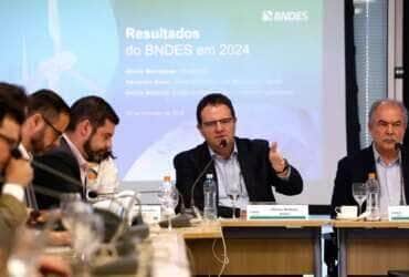 Rio de Janeiro (RJ), 25/02/2025 - O diretor de Planejamento e Relações Institucionais, Nelson Barbosa, fala durante coletiva em que o Banco Nacional de Desenvolvimento Econômico e Social (BNDES) divulga o resultado financeiro e o desempenho operacional do ano de 2024 , na sede da instituição, no centro da cidade  Foto: Tânia Rêgo/Agência Brasil