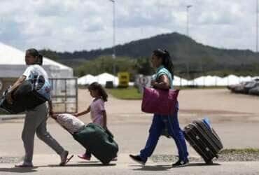Imigrantes venezuelanos cruzam a fronteira com o Brasil.
