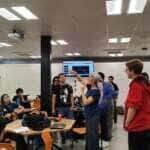 Rio de Janeiro (RJ), 26/11/2024 - Faculdade inovadora de Ciência e Tecnologia seleciona novos alunos. Professora e alunos em sala de aula. Foto: Ilum/Divulgação