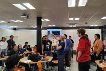 Rio de Janeiro (RJ), 26/11/2024 - Faculdade inovadora de Ciência e Tecnologia seleciona novos alunos. Professora e alunos em sala de aula. Foto: Ilum/Divulgação