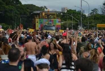 São Paulo - O trio elétrico do bloco Frevo Mulher, comandado pela cantora Elba Ramalho no Ibirapuera, arrasta uma multidão no pré-carnaval paulistano (Rovena Rosa/Agência Brasil)