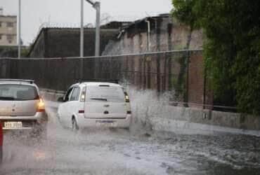 Rio de Janeiro (RJ) 29/01/2025 – Chegada de chuvas faz Defesa Civil enviar alerta extremo na cidade pela primeira vez. Motoristas dirigem sob chuva na Linha Amarela. Foto: Fernando Frazão/Agência Brasil