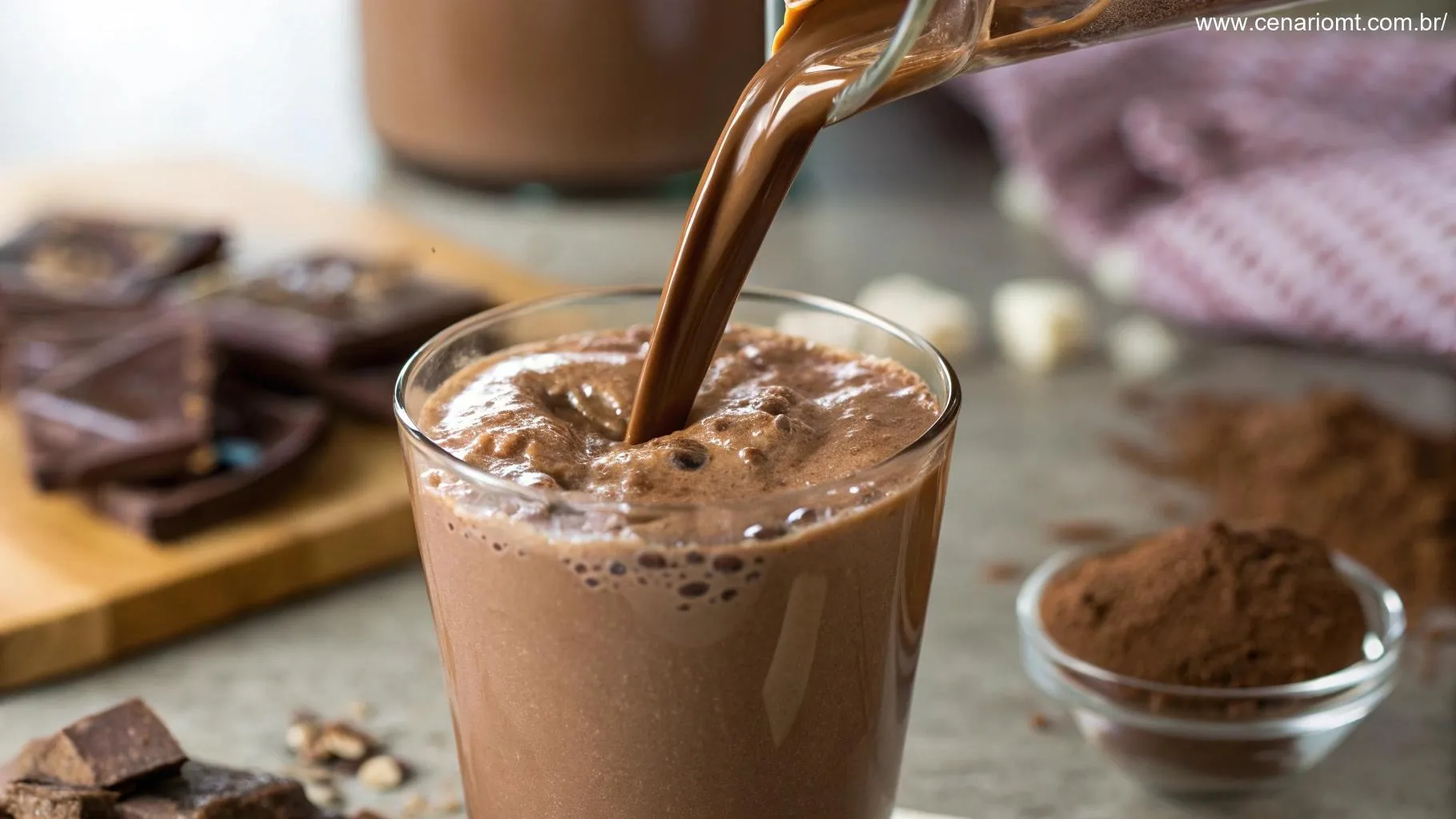 Milkshake de chocolate sendo servido em um copo.