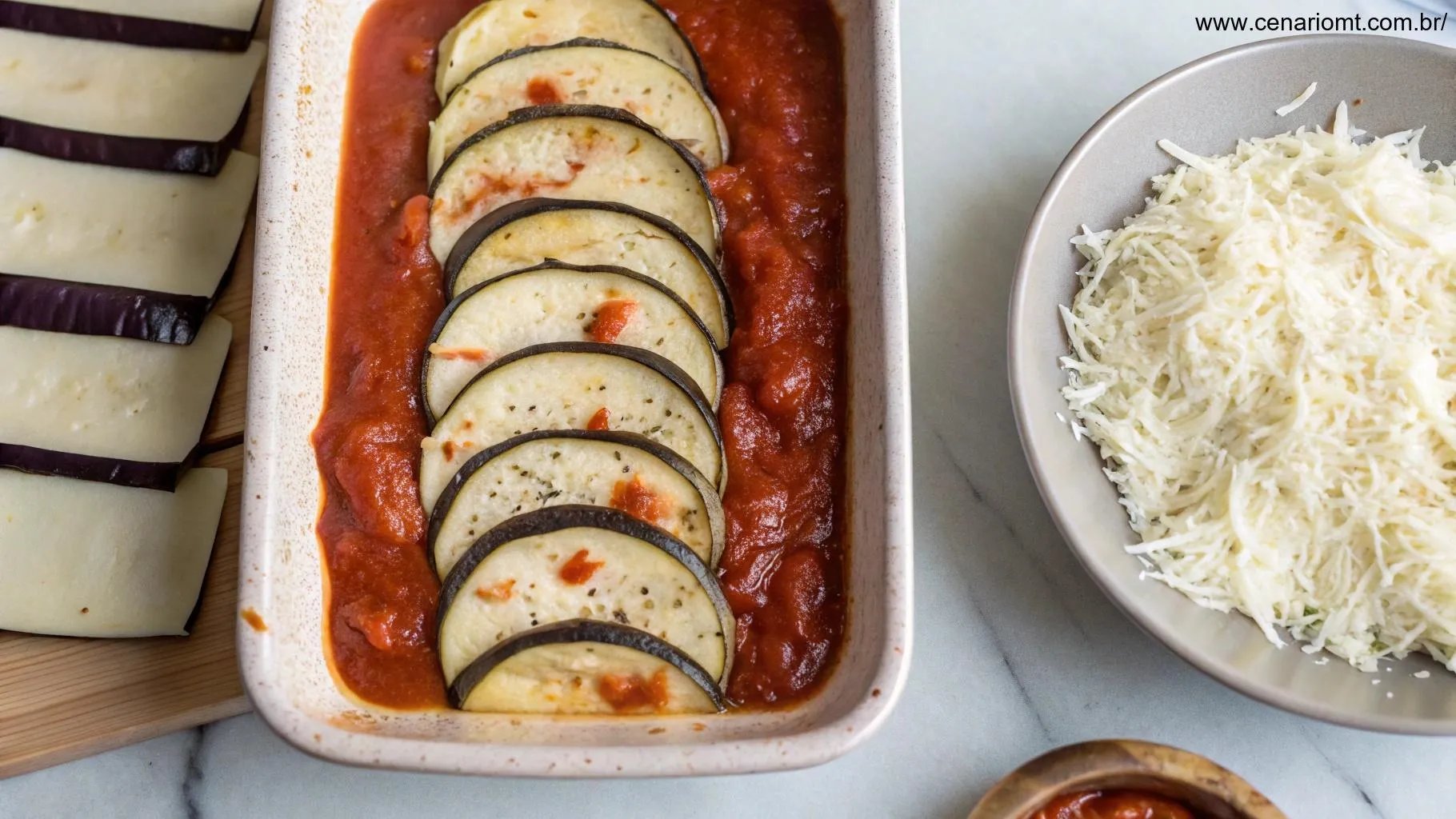 Processo passo a passo de preparação da lasanha de berinjela: camadas de berinjela fatiada, molho de tomate e queijo em uma travessa.