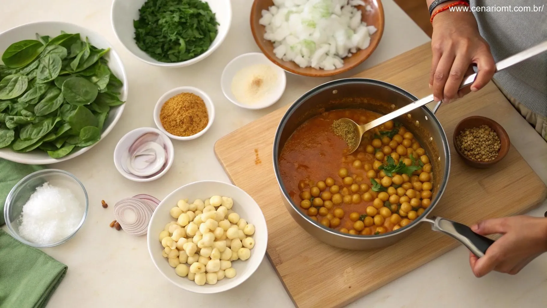 Preparação do curry de grão-de-bico e espinafre na cozinha