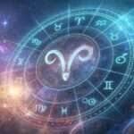 Imagem de fundo cósmico brilhante com o símbolo do zodíaco de Áries cercado por constelações e energia mística.