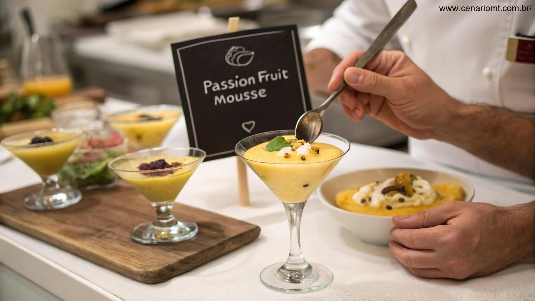 Imagem de um chef colocando mousse de maracujá em taças com dicas de decoração ao fundo.