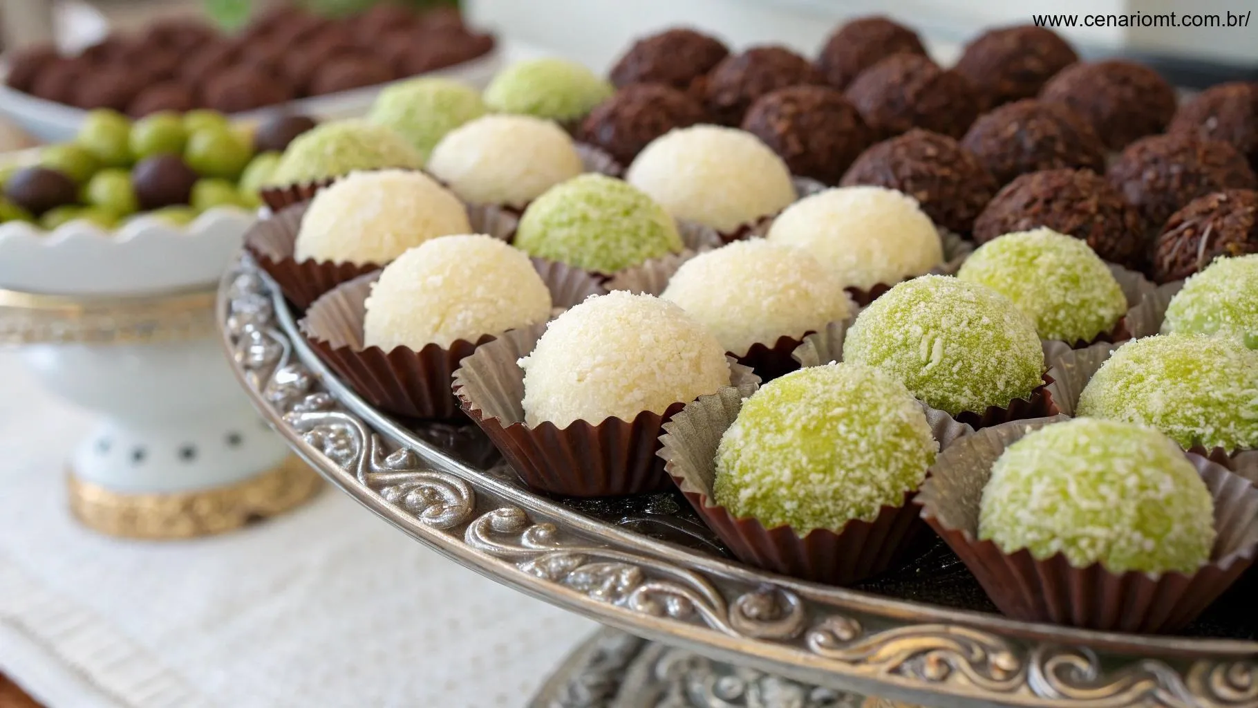 Variedades de brigadeiro, incluindo sabores de chocolate branco, coco e pistache, em uma travessa decorativa.