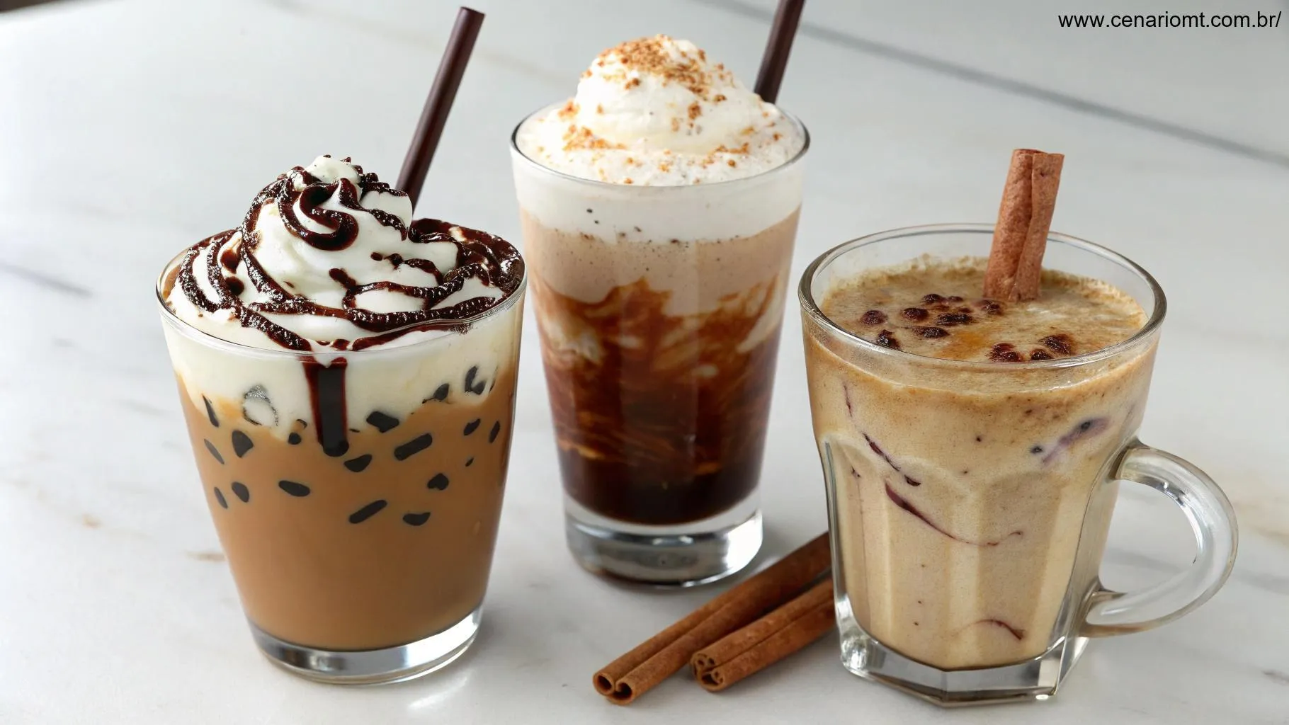Várias opções de café gelado em copos diferentes, exibindo diferentes formas de preparo, como com creme batido, calda de chocolate e um pau de canela.