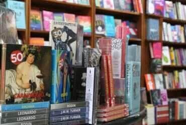 Estante de livros da livraria Martins Fontes, na Vila Buarque.