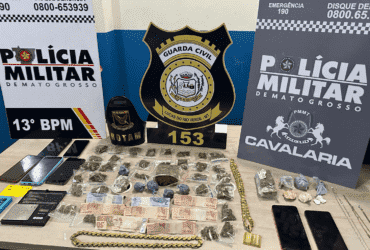 Suspeitos fugiram durante abordagem, mas polícia encontrou grande quantidade de entorpecentes na residência.