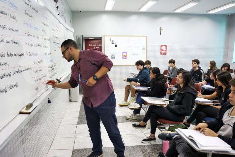 Brasília (DF), 24/10/2024 - Professor do colégio Galois, Samuel Rbeiro Costa, em sala de aula com alunos na preparação nos últimos dias antes da prova do Enem 2024. Foto: José Cruz/Agência Brasil