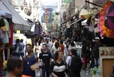 Pedestres nas ruas na tradicional área de compras do Saara, no centro do Rio de Janeiro