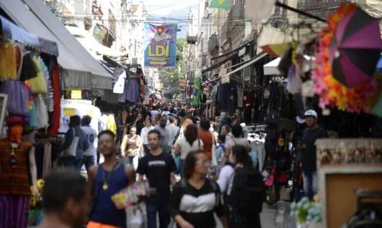 Pedestres nas ruas na tradicional área de compras do Saara, no centro do Rio de Janeiro