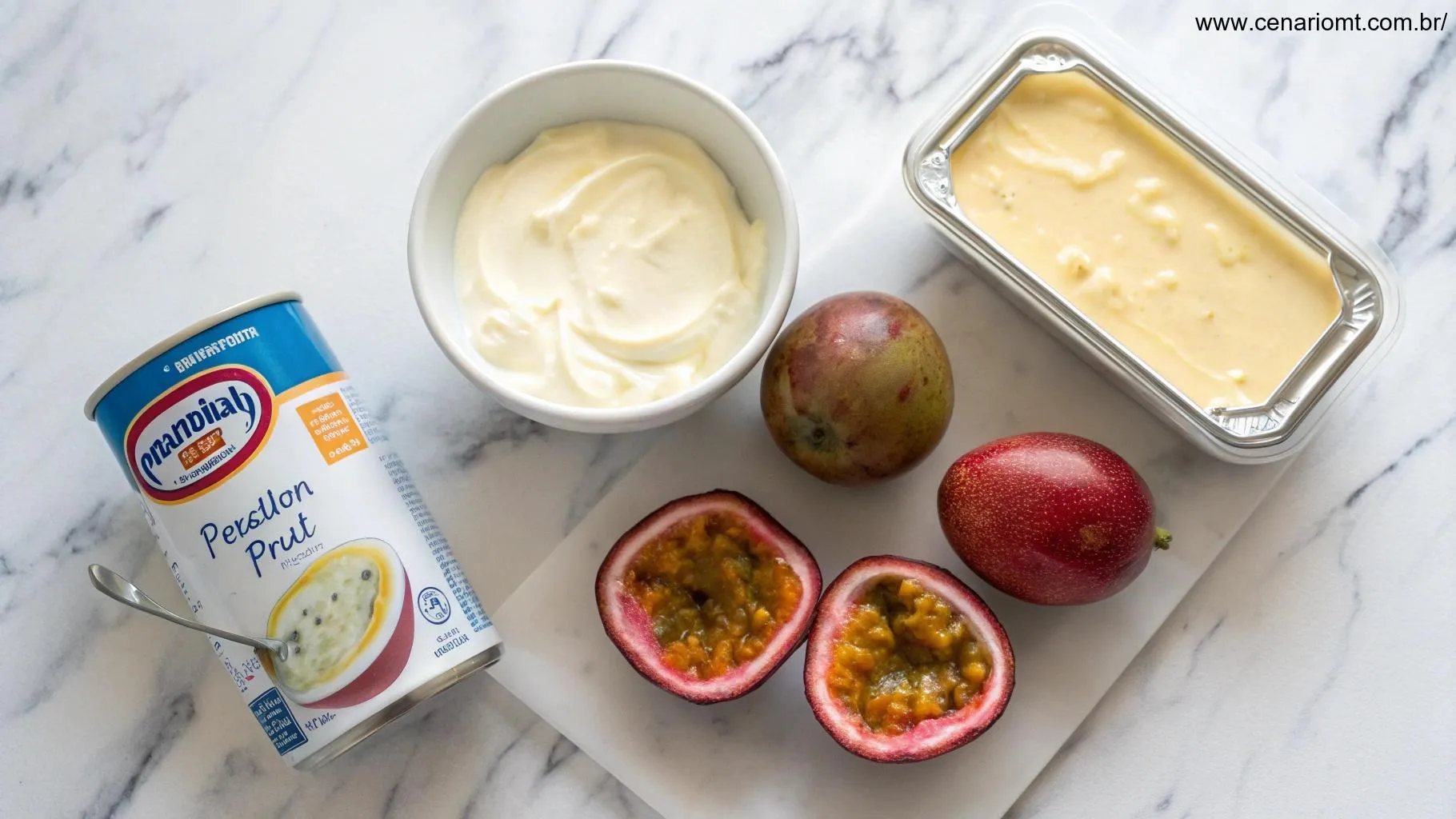 Imagem dos três ingredientes para mousse de maracujá dispostos sobre uma bancada de mármore: leite condensado, creme de leite e maracujá.