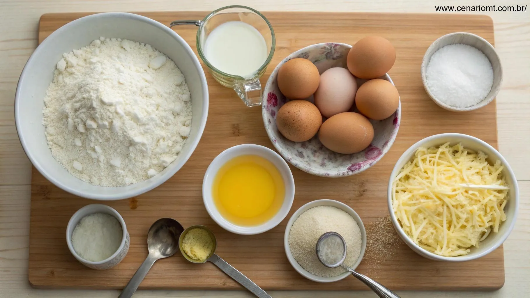 Ingredientes dispostos para o preparo do pão de queijo.