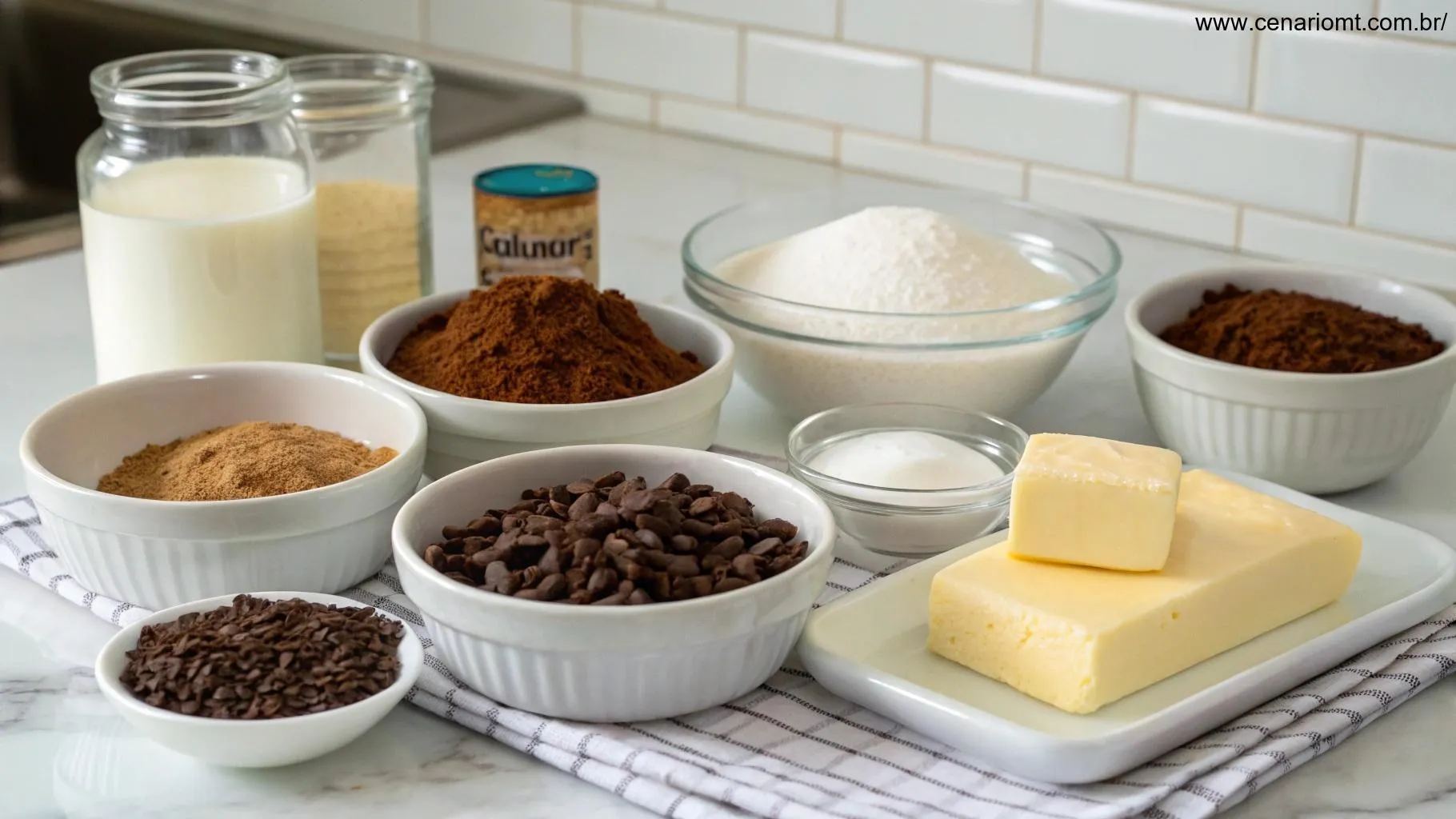 Ingredientes para fazer brigadeiro tradicional organizados em uma bancada de cozinha.