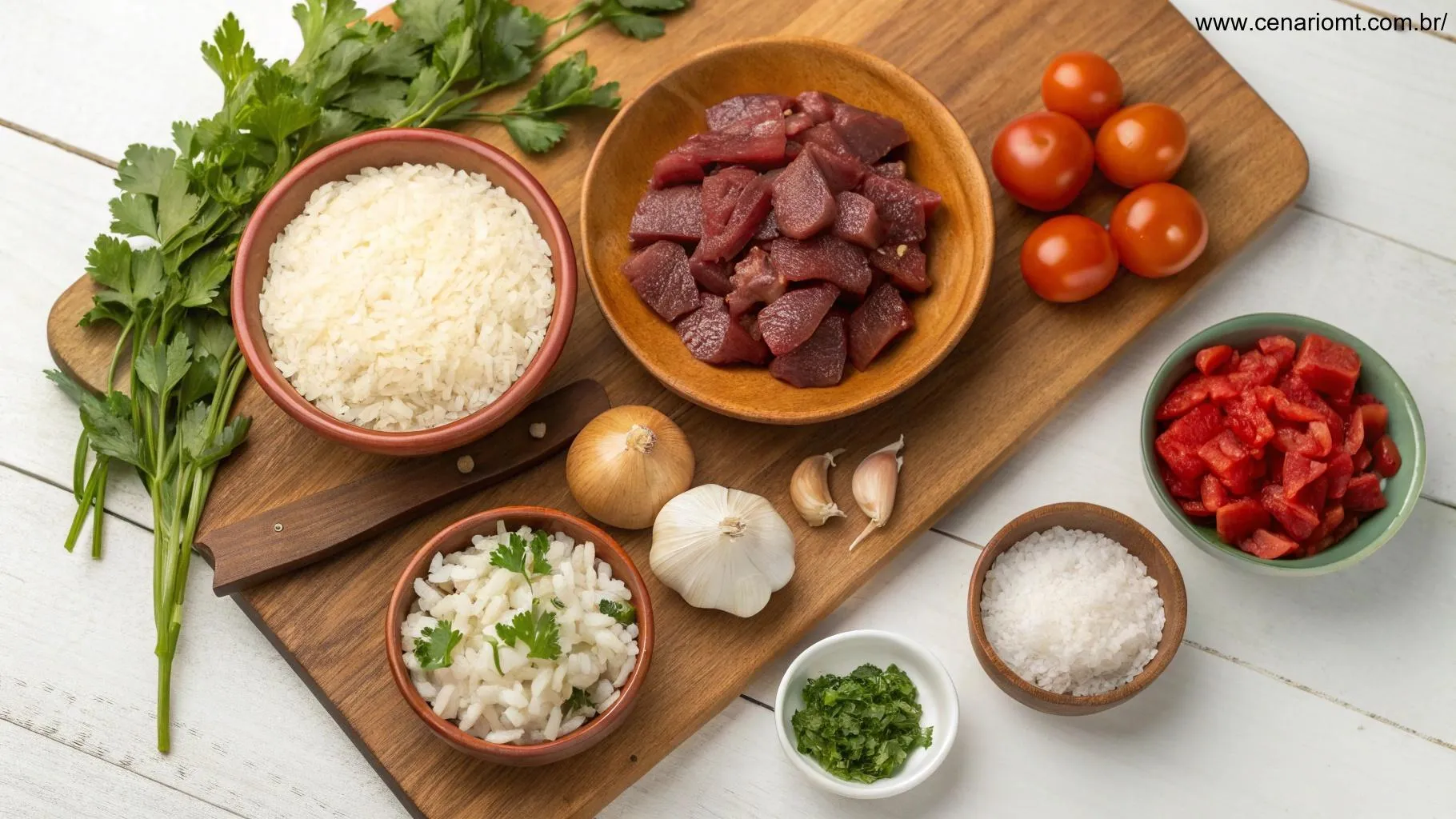 Imagem com ingredientes do Arroz de Carreteiro dispostos em uma bancada de madeira.