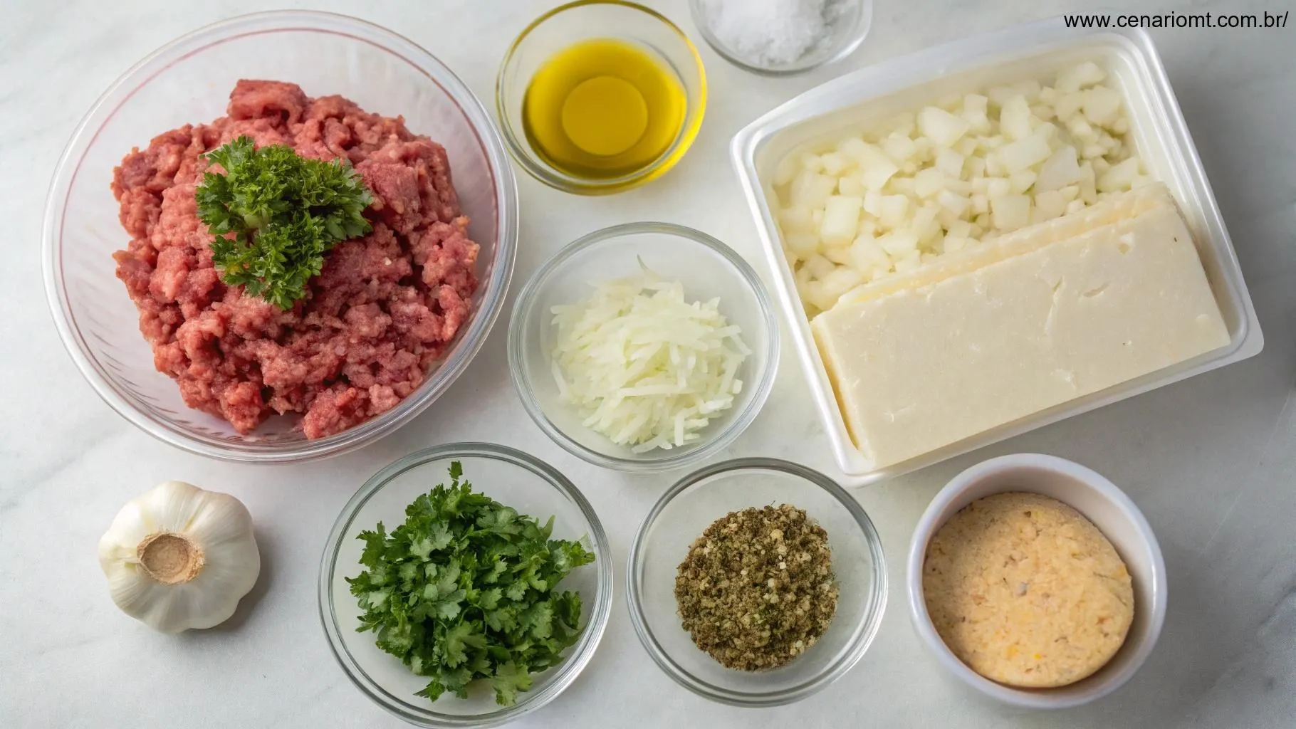 Ingredientes para pastel de carne dispostos em uma bancada de cozinha.
