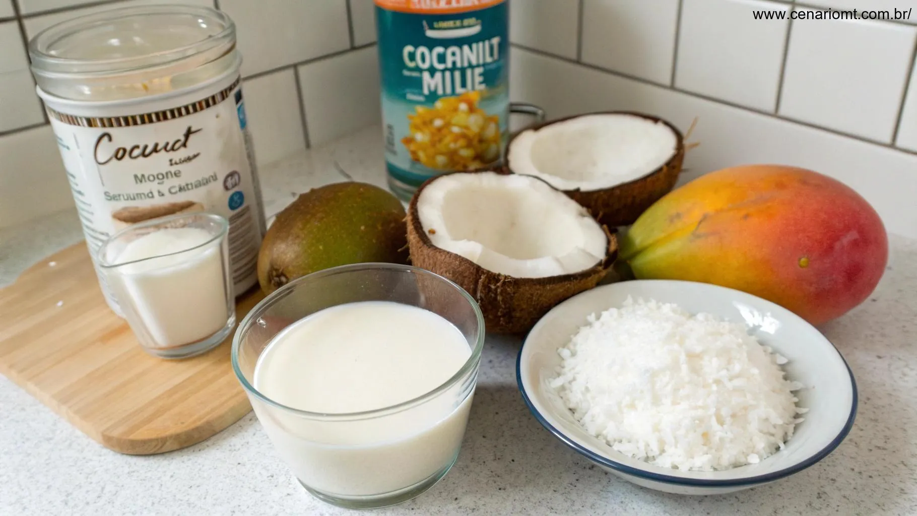 Ingredientes simples para uma batida de coco: leite de coco, leite condensado e flocos de coco frescos, com algumas frutas tropicais ao redor.